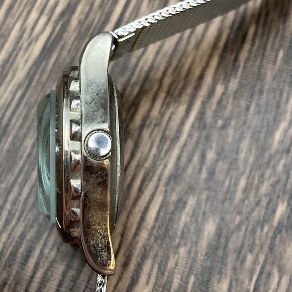 Capezio Magnified Glass watch silver tone New Battery With Mesh Band - Picture 5 of 11